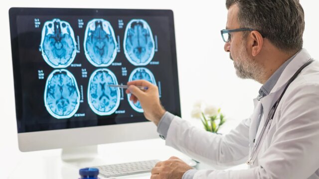 neurologist-brain-scan.jpg