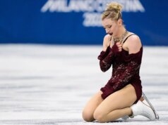 La pattinatrice americana Amber Glenn emozionata dopo un errore costoso durante la gita olimpica