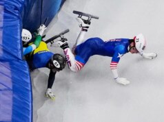 Un pattinatore di velocità americano si schianta contro gli avversari durante il caldo delle Olimpiadi invernali