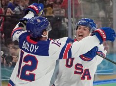 La squadra di hockey maschile degli Stati Uniti vince la medaglia d’oro ai tempi supplementari contro il Canada alle Olimpiadi invernali