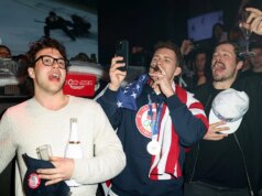I giocatori di hockey maschile della squadra USA cantano l’inno nazionale mentre fanno festa nel famoso nightclub di Miami
