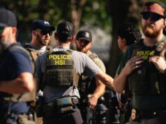 All’interno del Discussion board sulla sicurezza nazionale dove gli agenti ICE parlano male di altri agenti