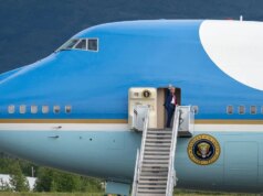 L’Air Pressure One abbandona l’iconico schema di verniciatura dell’period Kennedy per il design rosso, bianco e blu approvato da Trump