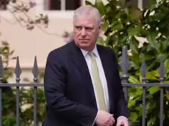 “Inquietantemente accovacciato”: il legislatore sostiene che una foto oscurata mostra la vittima della tratta di Epstein con l’ex principe Andrea