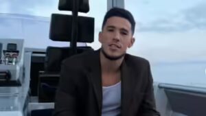 La schietta osservazione di Unhealthy Bunny al Tremendous Bowl di Devin ...