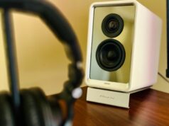 Questi eleganti altoparlanti da tavolo suonano bene come sembrano (e il prezzo è giusto)