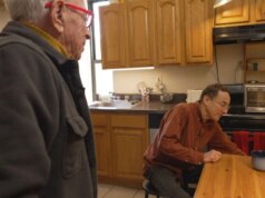 A 87 anni non può permettersi l’affitto senza un coinquilino. È tutt’altro che solo.