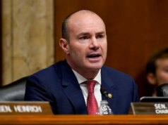 Il senatore Lee sfida i democratici a rilanciare l’ostruzionismo sul SAVE Act, definendo le critiche “fantasia paranoica”