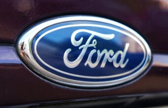 Ford ha registrato la più grande perdita netta dai tempi della recessione a causa dei problemi dei veicoli elettrici