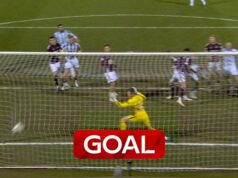 Il St Mirren colpisce in ritardo per sferrare un duro colpo alle speranze di titolo di Hearts in 10 uomini