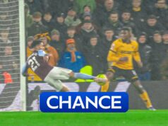 Sa ferma lo sforzo acrobatico di Luiz per mantenere il punteggio!