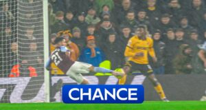 Sa ferma lo sforzo acrobatico di Luiz per mantenere il punteggio!