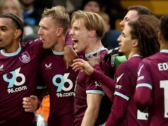 Il Chelsea in dieci uomini segna un altro vantaggio mentre Burnley torna a pareggiare