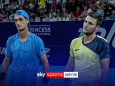 La folla fischia mentre il tennista perde polemicamente la partita per violazione del tempo