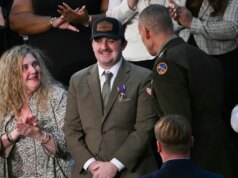 Trump assegna i Purple Hearts ai membri della Guardia Nazionale vittime di un’imboscata a Washington: “Vi amiamo tutti”