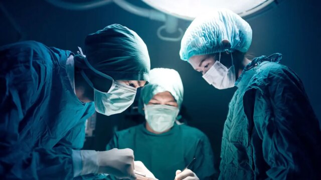 surgeons-in-or-istock.jpg