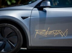 Secondo quanto riferito, i robotassi Tesla si schiantano a una velocità 4 volte superiore a quella umana