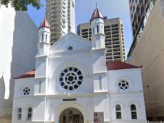 Camion si schianta contro una famosa sinagoga, la polizia accusa un uomo di crimine d’odio: “Molto angosciante”