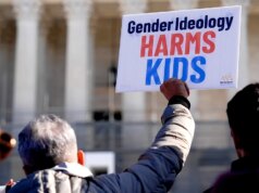 Il saggio espone il fatiscente consenso medico sulla chirurgia di genere giovanile