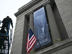 I liberali perdono la testa per lo striscione del Dipartimento di Giustizia con Trump