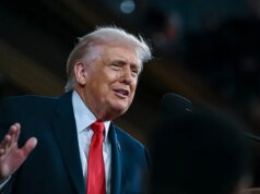 Scene dalla Digicam: Trump promuove l’economia, affronta la resistenza democratica allo Stato dell’Unione