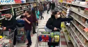 Stabilità del mercato negli Emirati Arabi Uniti, prezzi alimentari, aggiornamento delle scorte nel contesto dell’escalation Iran-USA-Israele: acquisti dettati dal panico negli Emirati mentre i prezzi del petrolio aumentano?