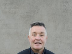 Commento: La band punk irlandese di Boston, i Dropkick Murphys, potrebbe passare per Proud Boys. Ma guarda ancora.