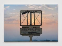 Le Graffiti Towers di Los Angeles diventano simboli miniaturizzati di spreco e abbandono nell’interessante mostra di Sayre Gomez