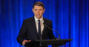 Stephen Colbert denuncia la CBS per aver bloccato l’intervista con il candidato democratico al Senato James Talarico