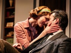 Sylvia Plath infesta ‘Sylvia Sylvia Sylvia’, un nuovo lavoro ambizioso ma informe, alla Geffen Playhouse