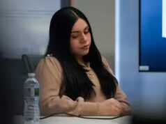 Sparatoria a Marimar Martinez: il video della bodycam mostra i momenti prima che l’agente della polizia di frontiera di Chicago aprisse il fuoco; i testi rivelano il messaggio “5 colpi, 7 buche”.