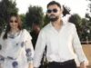 Virat-Anushka TWIN in bianco mentre escono dalla città