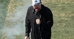 Quanti piedi ci sono in 500 miglia? Nessuno lo sa, almeno Nate Bargatze non lo sa alla Daytona 500