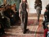 La collezione autunno 2026 di Ralph Lauren è un combine di avventure romantiche con un tocco metallico
