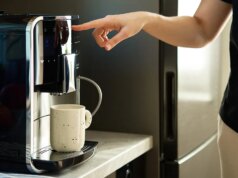 Lavare la biancheria intima nella macchinetta del caffè dell’resort è considerato “disgustoso” mentre l’influencer affronta la reazione negativa