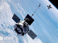 La navicella spaziale della NASA del peso di 1.300 libbre rientra nell’atmosfera terrestre