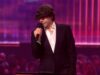Tim Burgess rende omaggio a Mani degli Stone Roses durante i BRIT Awards 2026