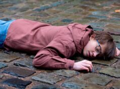 Spoiler di Coronation Avenue con Sam che crolla, Todd drogato e Package affronta Mal