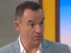 Martin Lewis critica i truffatori per il video della moglie Lara Lewington che viene “picchiata”