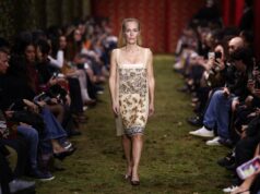 Gillian Anderson sfila sulla passerella della settimana della moda di Parigi l’ultimo giorno