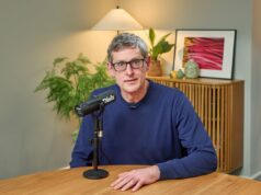 Louis Theroux descrive la visione degli influencer della “manosfera” come “medievali”