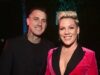 La verità sul matrimonio MOLTO non convenzionale di Pink con Carey Hart: punti di emergenza in ospedale… accordo “unico”… e motivo cinico, le voci di corridoio erano “PERFETTAMENTE tempistiche”