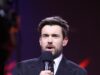 Il conduttore dei BRIT Jack Whitehall viene criticato per aver “dato pugni a Manchester” mentre gli spettatori si stancano del suo “doloroso schtick da ragazzo elegante” e implorano un cambio di presentatore l’anno prossimo