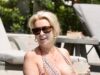 La sposa sposata a prima vista Rebecca Zukowski, 51 anni, mette in mostra la sua bellezza senza età e il suo incredibile corpo in bikini mentre si gode una nuotata sulla Gold Coast