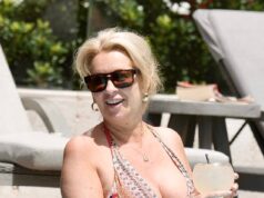 La sposa sposata a prima vista Rebecca Zukowski, 51 anni, mette in mostra la sua bellezza senza età e il suo incredibile corpo in bikini mentre si gode una nuotata sulla Gold Coast