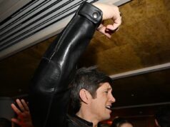 Vernon Kay fa festa ai BRITs mentre scende in pista con un cocktail in mano e scatta foto con i Gallagher