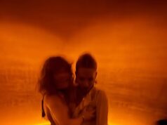 Rita Ora viene palpata da un amico in uno scatto MOLTO impertinente prima di svelare l’amicizia a sorpresa con l’icona di EastEnders Patsy Palmer e posare con una maglietta con marijuana