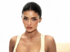 Kylie Jenner quasi si toglie il reggiseno per uno scatto glam… mentre Fran Drescher si offre di officiare il suo “matrimonio” con Timothee Chalamet