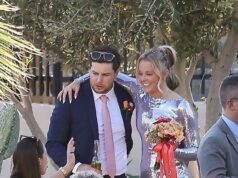 Jojo Siwa, 22 anni, stupisce con uno splendido abito da damigella d’onore mentre coccola il fidanzato Chris Hughes, 33 anni, bevitore di birra, al matrimonio di suo fratello a Palm Springs