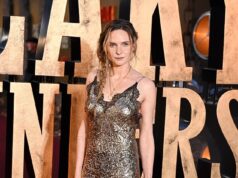 Rebecca Ferguson fa girare la testa con un ampio abito dorato mentre si unisce ai co-protagonisti Cillian Murphy e Tim Roth sul tappeto rosso alla première del movie Peaky Blinders: The Immortal Man a Birmingham